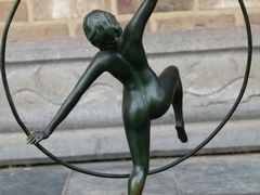 Art-deco style Sculpture of a dancing girl by E.Urbain in green patinated bronze on a tri-color onyx base, France 1930