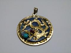 Chinese style Hanger weight 9.8gr in 14 karat gold,lapis lasuli,2 smaragd and turquoise, China 1960