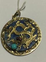 Chinese style Hanger weight 9.8gr in 14 karat gold,lapis lasuli,2 smaragd and turquoise, China 1960