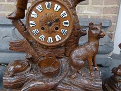 Hunting style Brienzer - black forest clockset in carved wood and crystal, France 1900
