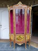 Louis 15 style Displaycabinet vitrine with vernis-matin in satinwood and bronze, France 1940