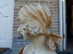 style Alabaster sulpture of a lady in alabaster and marble, Italie, signed Carli 1900