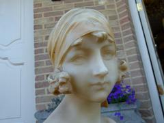 style Alabaster sulpture of a lady in alabaster and marble, Italie, signed Carli 1900