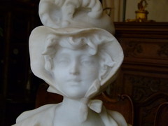 Art-nouveau style Sculpture of a lady,s buste signed by Pugi in alabaster and marble, Italy 1900