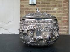 Asiatique style Huge bowl 1785gr silver marked Habi in 950 silver