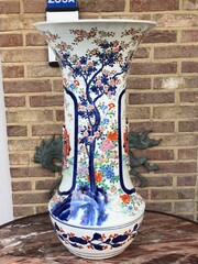 Asiatique style Japanese vase with scene in relief in porcelain, Japan 1900