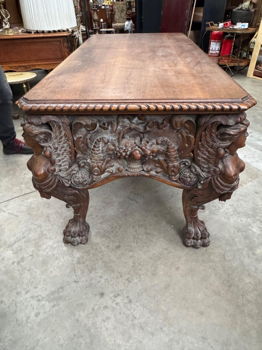 Desk in carved walnut 