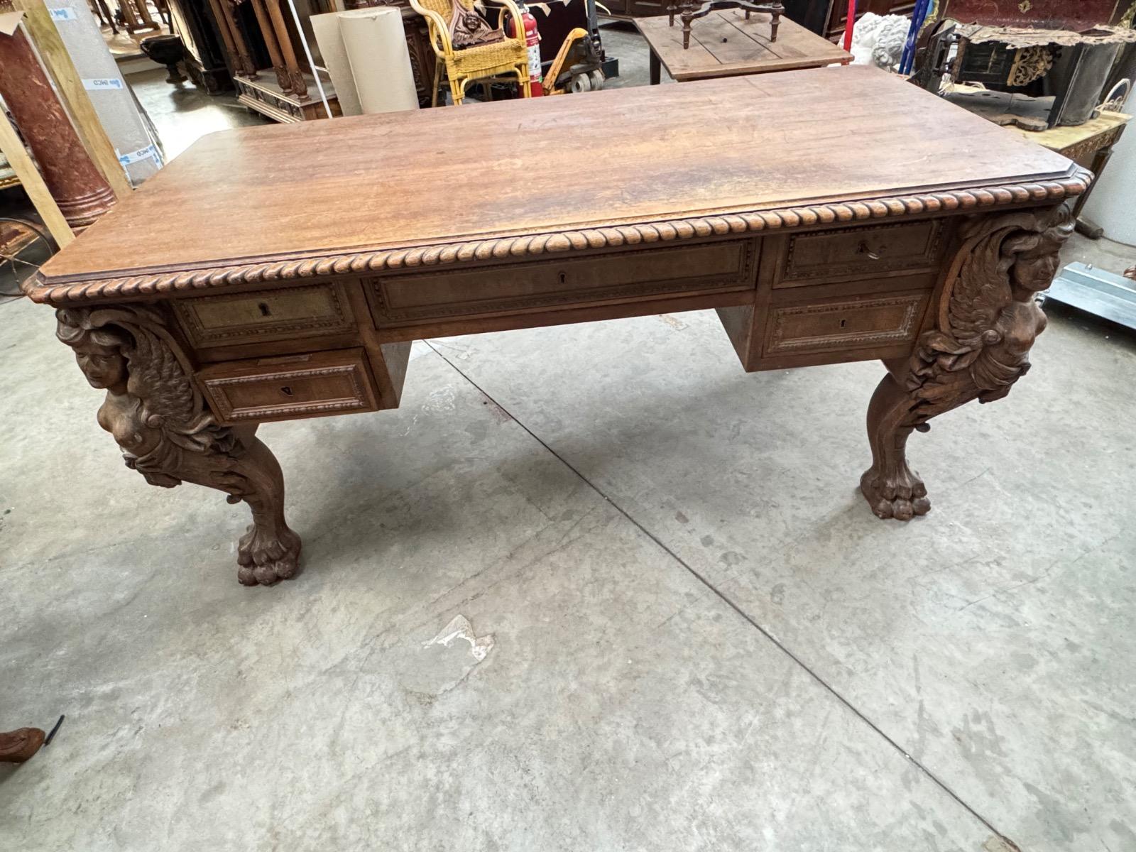 Desk in carved walnut 