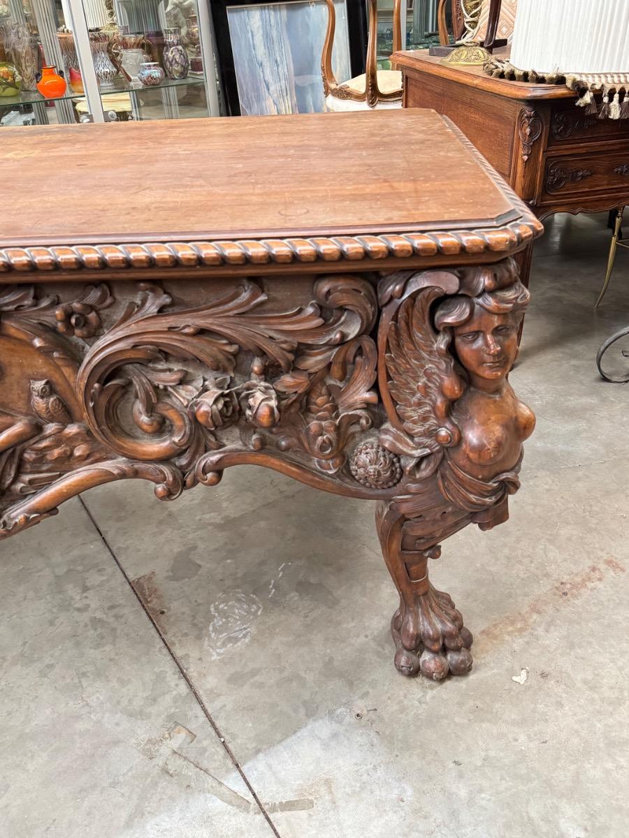 Desk in carved walnut 