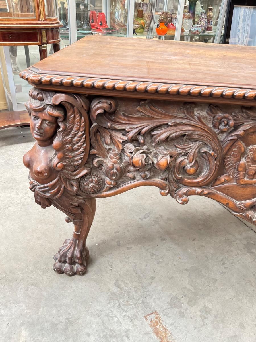 Desk in carved walnut 