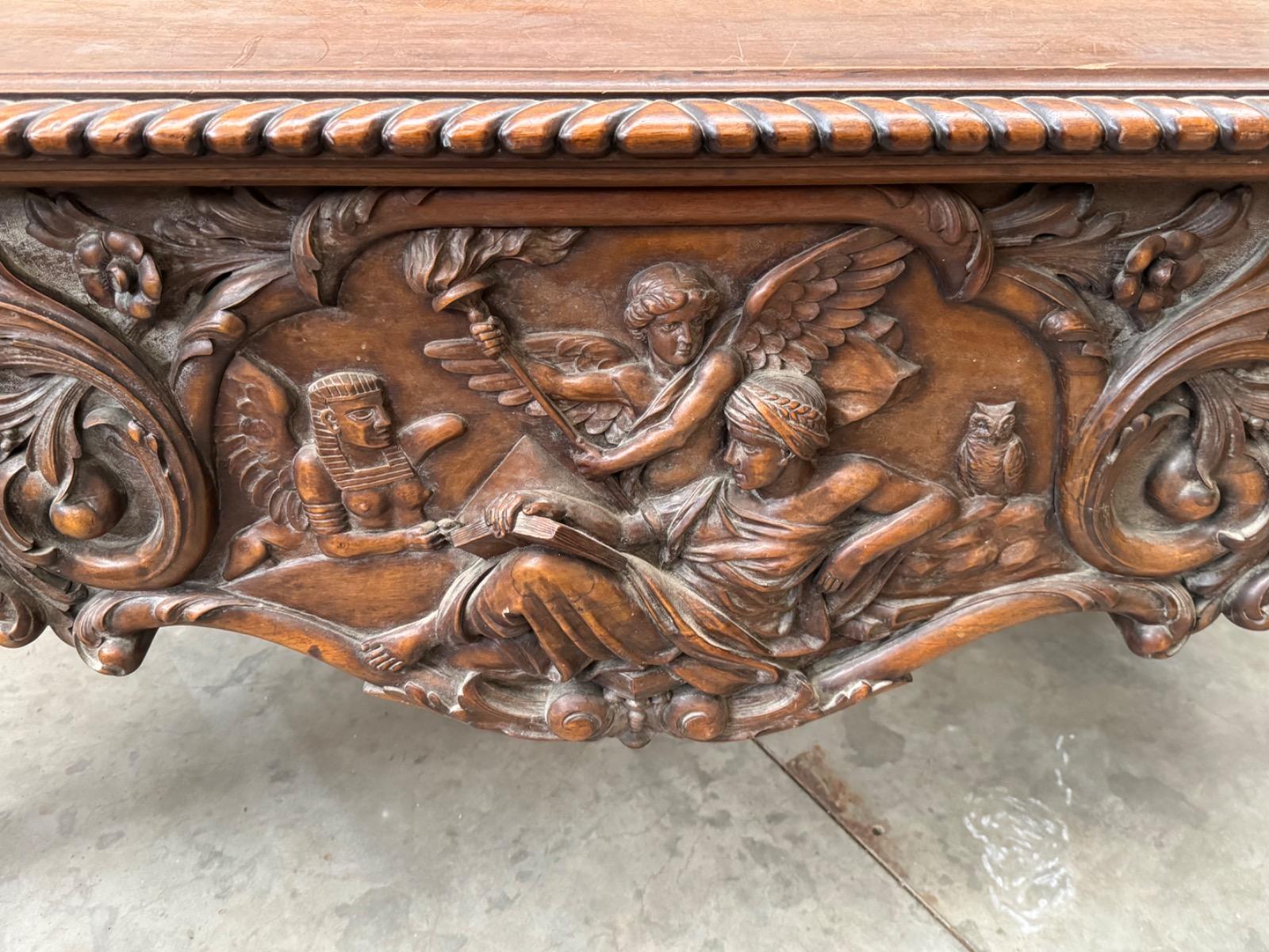 Desk in carved walnut 