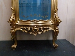 Louis 15 style Display cabinet in gilded wood, Italy 1960