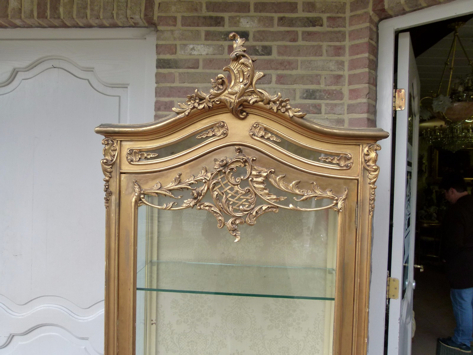 15 - Johan Furniture Doomen Gilded - displaycabinet vitrine Louis