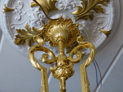 Louis 15 style Lamp with 3 putti,s and brown glass shapes in gilded and patinated bronze, Belgium 1920