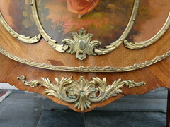 Louis 15 Napoleon III style Display cabinet with curved glass and vernis-matin in rose wood and gilt bronze, France 1880