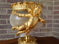 Louis 16 style Centerpiece with cherub in gilded bronze and agate/onyx, France 1870