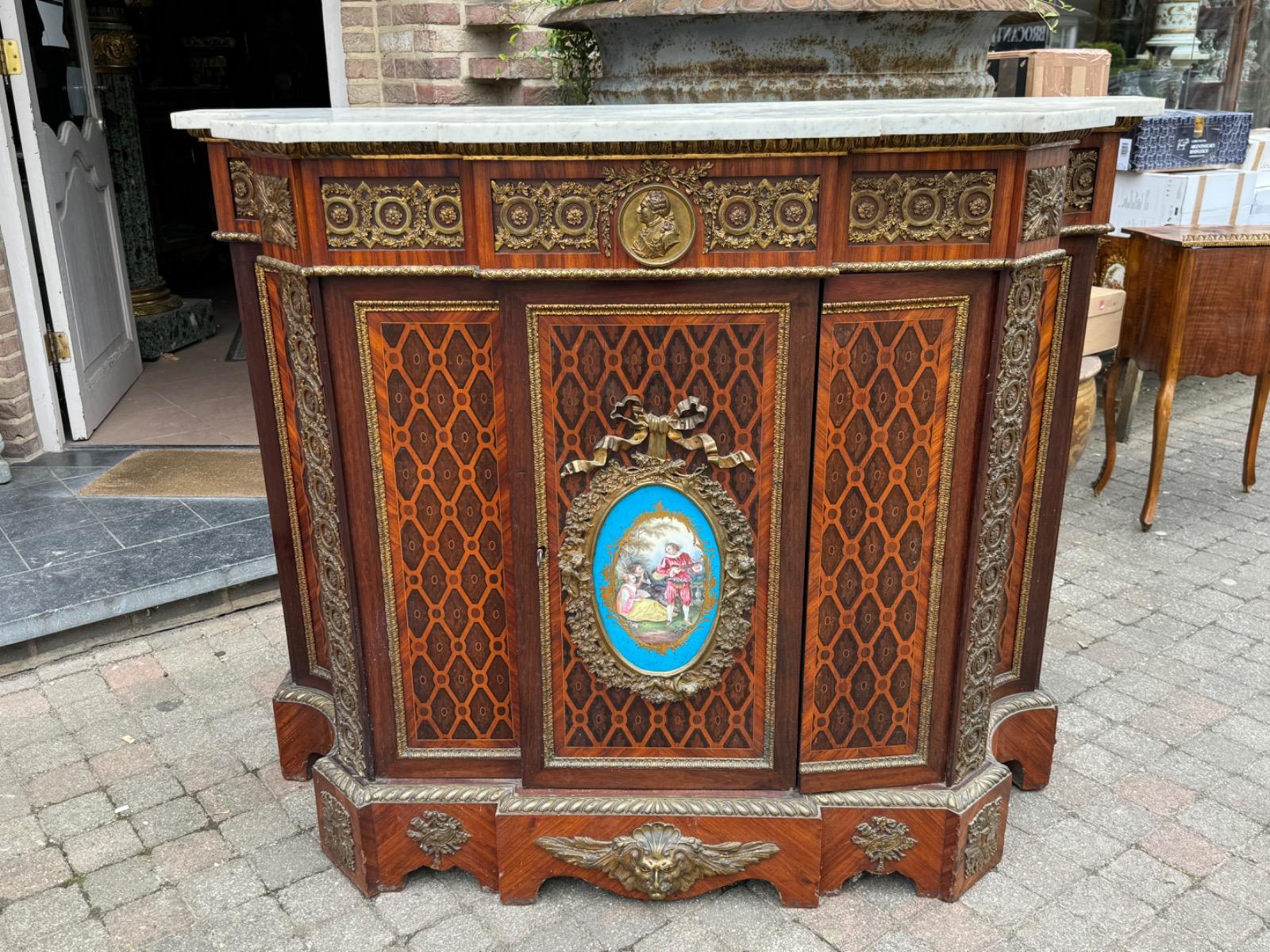 Napoleon III cabinet with marquetry and fine quality gilded bronze 