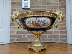 Napoleon III style Centerpiece coupe with romantic scene  in Sévres porcelain and gilded bronze, France 1880