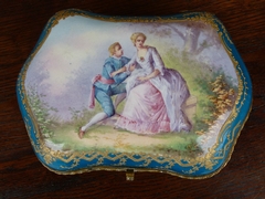 Napoleon III style Porcelain box bonboniere with romantic scene in porcelain, France,Sévres and stamped chateau Tuileries 1880