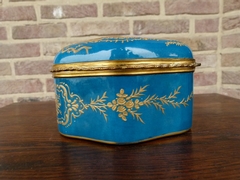 Napoleon III style Porcelain box bonboniere with romantic scene in porcelain, France,Sévres and stamped chateau Tuileries 1880
