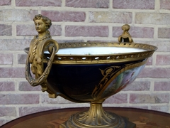 Napoleon III style Sévres centerpiece coupe with romantic scene in Sévres porcelain and gilded bronze, France 1870