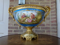 Napoleon III style Sévres porcelain centerpiece coupe with a romantic scene in gilded bronze and porcelain, France 1870