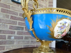 Napoleon III style Sévres porcelain centerpiece coupe with a romantic scene in gilded bronze and porcelain, France 1870