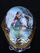 style Sévres bonboniere in model off a egg with romantic scene in porcelain, France 1925