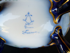 style Sévres bonboniere in model off a egg with romantic scene in porcelain, France 1925