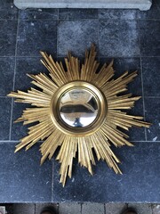style Sunburst mirror in gilded wood, Italie 1960